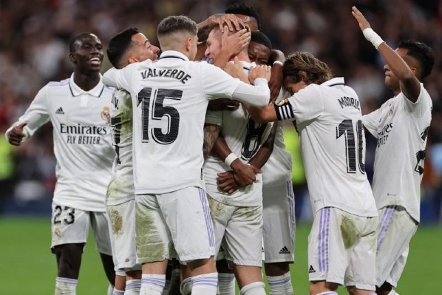 Gelandang Real Madrid Toni Kroos (tengah) merayakan golnya bersama rekan-rekan satu tim.